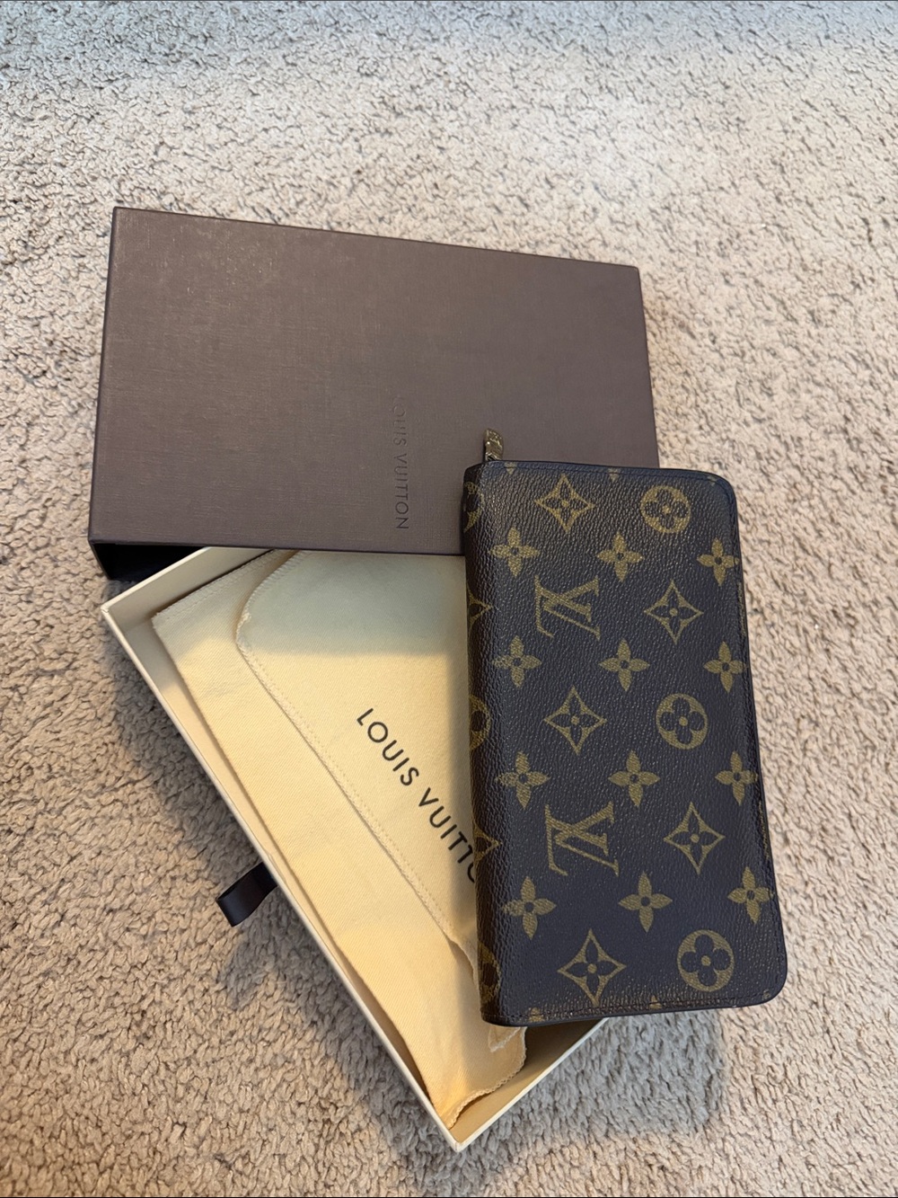 LOUIS VUITTON